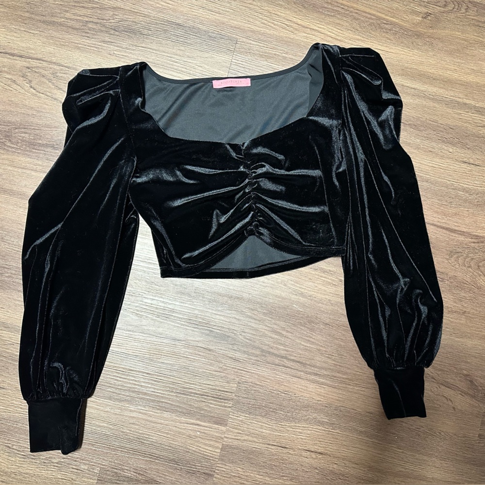 Black long sleeve velvet crop top